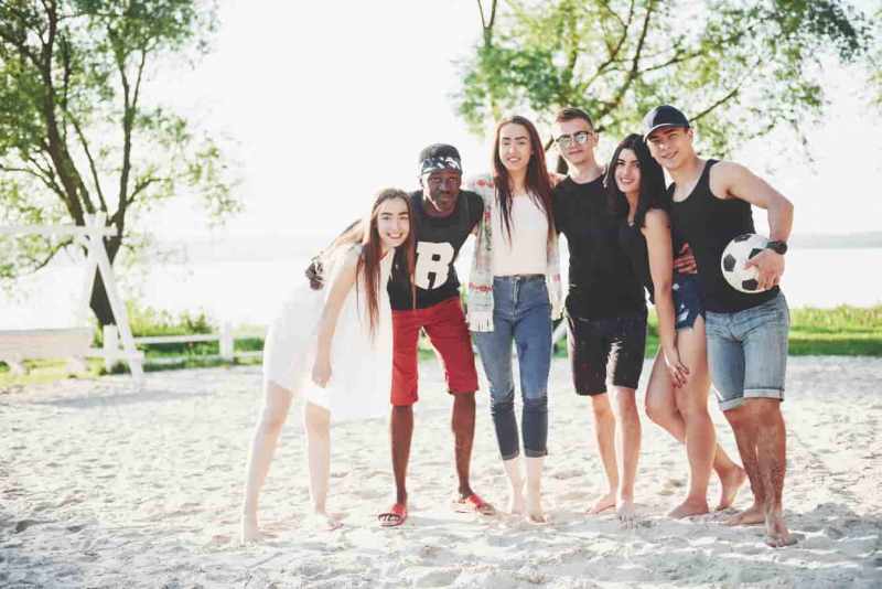 5 Best Ideas To Enjoy A Holiday With Friends